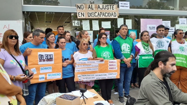 Contra los despidos: jornada de protesta en el Centro de Referencia La Plata