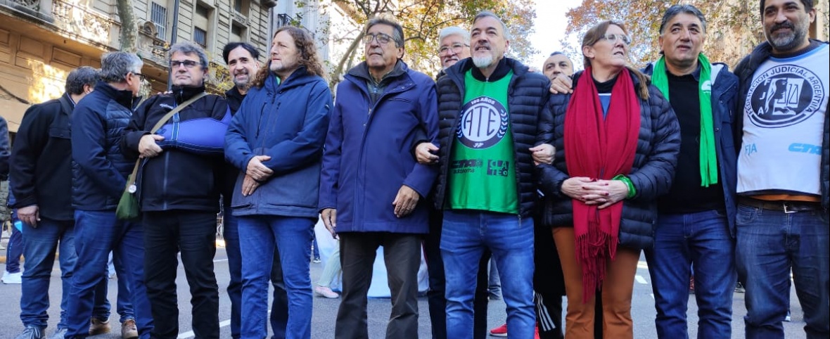 Miles de estatales bonaerenses se movilizaron en defensa de la democracia