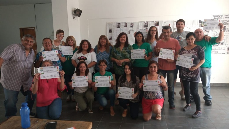 Azul: Entrega de certificados para delegadxs de prevención y comités mixtos