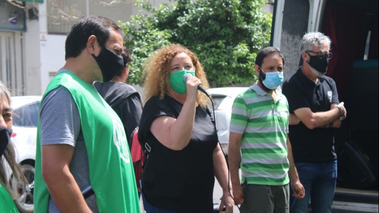 Radio Abierta en la puerta del IPS