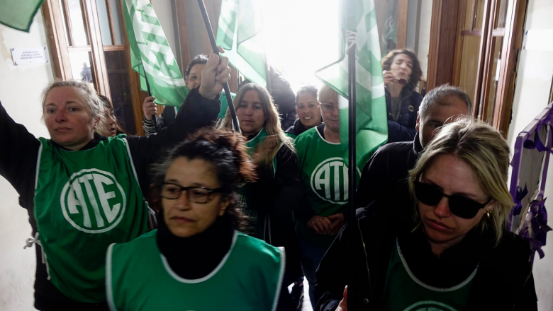 Conflicto municipal en Azul: tras días de acampe y protestas, el intendente se comprometió a pagar lo adeudado