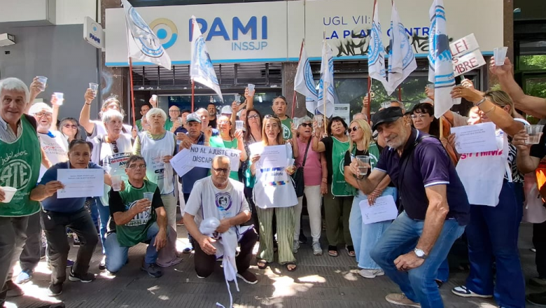Brindis con pan y agua: “Nada que festejar, nada con que festejar”