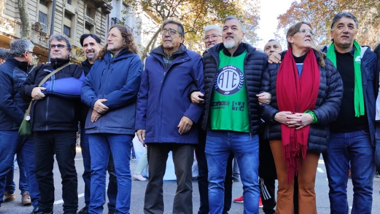 Miles de estatales bonaerenses se movilizaron en defensa de la democracia