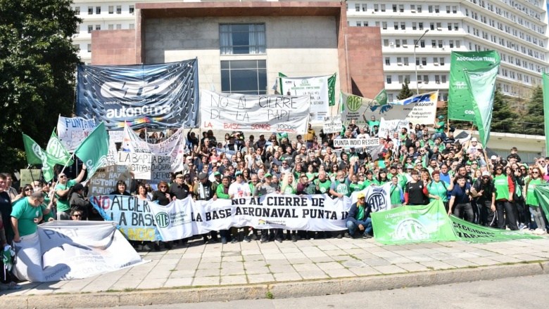 Protesta frente al edificio Libertad contra el cierre de la base Punta Indio
