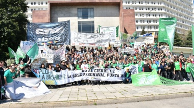 Protesta frente al edificio Libertad contra el cierre de la base Punta Indio