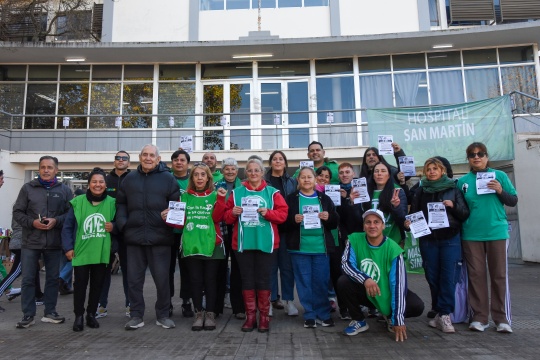 Rumbo a la marcha federal de salud: volanteada y radio abierta en el Hospital San Martín