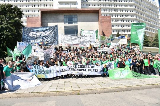 Protesta frente al edificio Libertad contra el cierre de la base Punta Indio